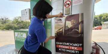Активисты МГЕР поддержали водителей бензовозов в Донецке