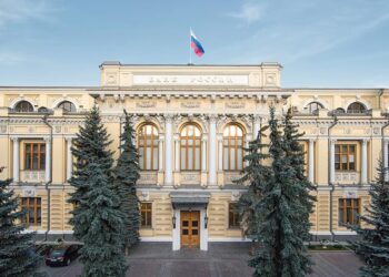 Центробанк снизил ключевую ставку до 14%