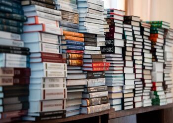 Минпросвещения РФ направило в школы список книг о героях СВО