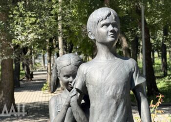 Непоправимый вред: Киев лишает детей Донбасса права на жизнь и безопасность