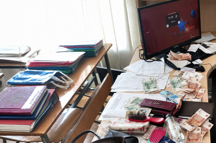 Преподавательница за 280 тысяч «продала» дипломы семерым студентам