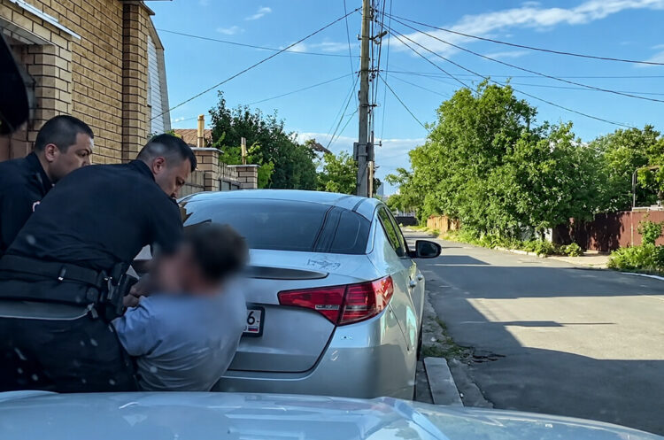 Пьяный лихач на Kia Optima устроил опасную погоню в Мариуполе