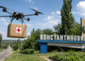 Снаряды ещё рвались где-то на окраинах, а дроны уже шли над Константиновкой. Только не с боевой нагрузкой — с хлебом, водой и лекарствами.