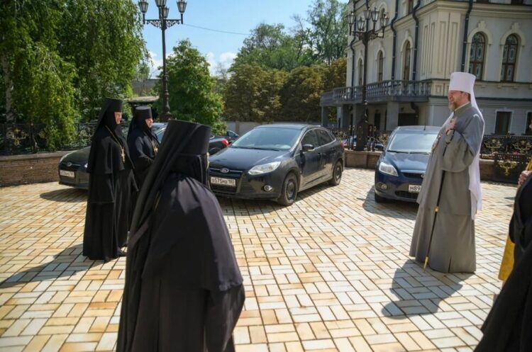 Три монастыря ДНР получили автомобили от Народного фронта