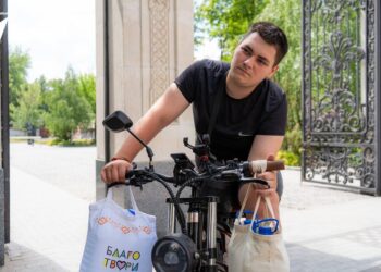«Укрываясь от дрона»: волонтеры Горловки доставили воду пенсионерам