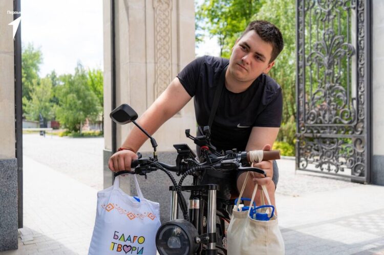 «Укрываясь от дрона»: волонтеры Горловки доставили воду пенсионерам
