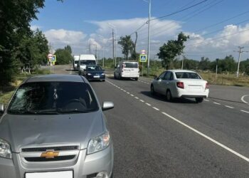 В Харцызске самокат с двумя детьми попал под машину