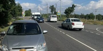 В Харцызске самокат с двумя детьми попал под машину