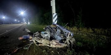 В Волновахе легковушка улетела в столб: двое погибших — несовершеннолетние