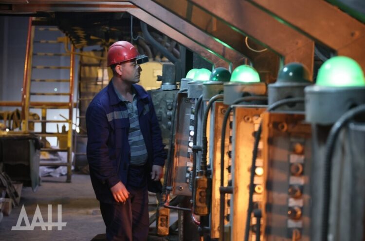 Зарплаты металлургов в ДНР выросли почти на 9% за 2026 год