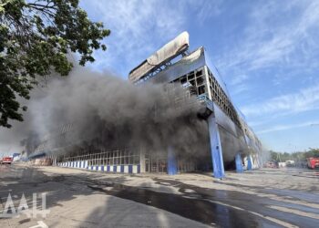 Крупнейший строительный ТЦ в Макеевке выгорел после атаки БПЛА