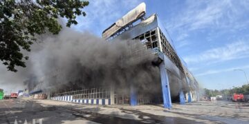 Крупнейший строительный ТЦ в Макеевке выгорел после атаки БПЛА