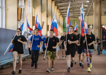 Молодежь ДНР пробежала патриотический забег ко Дню флага России