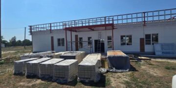 На юге ДНР начали строить два новых ФАПа — вместо старых зданий, которые давно обветшали. Речь идет о селах Касьяновка и Заря Володарского округа.