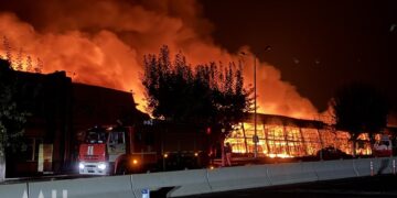 Первые кадры пожара в енакиевском ТЦ «Галактика» после удара ВСУ