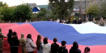 Российский триколор стал символом восстановления объектов в Токмаке