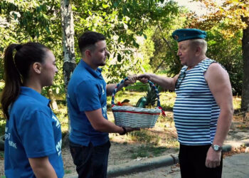 С фруктами и теплыми словами: молодежь ДНР поздравила ветерана ВДВ