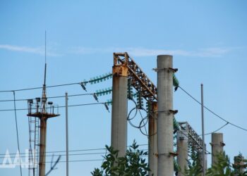 В четырех районах Донецка отключили электричество. По данным на текущий момент, без света сидят 146,6 тысячи абонентов. Причина — не авария, а плановый ремонт. Работы рассчитывают закончить до конца дня.
