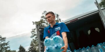 Волонтеры передали полтонны воды нуждающимся в Донецке