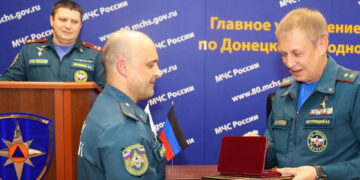 Донецк: медали «За отвагу» и «За храбрость» вручили четырём сотрудникам МЧС