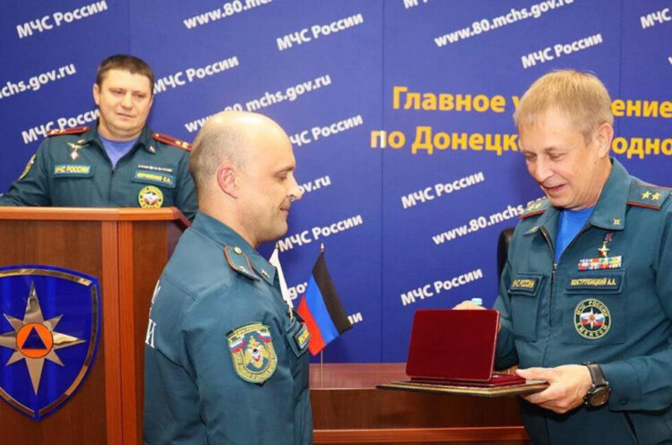 Донецк: медали «За отвагу» и «За храбрость» вручили четырём сотрудникам МЧС