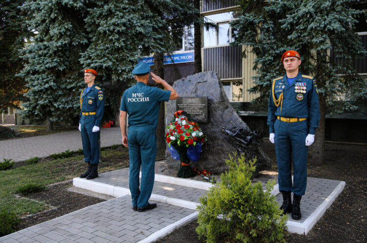 Донецкие спасатели почтили память погибших в Рубцах коллег