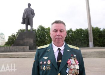 Экс-командующий ВВ ДНР о вранье Киева и юной снайперше