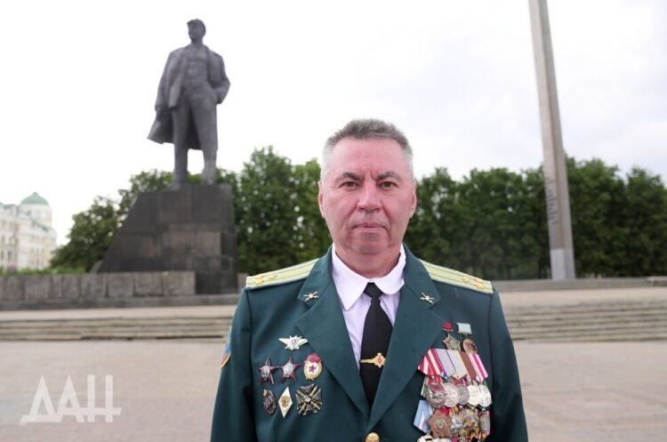 Экс-командующий ВВ ДНР о вранье Киева и юной снайперше