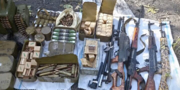 ФСБ вскрыла схрон с оружием под Снежным