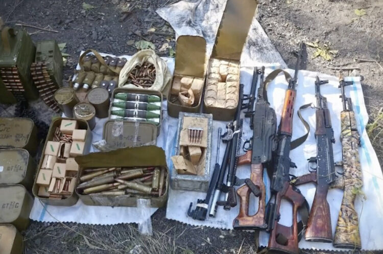 ФСБ вскрыла схрон с оружием под Снежным