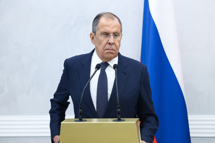 Лавров: конфликт на Украине закончился бы год назад