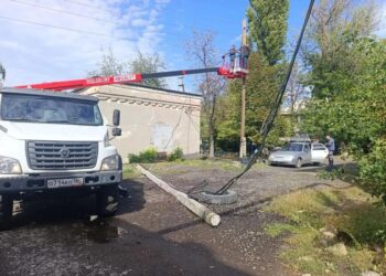 Ночной ураган в Макеевке: пилят упавшие деревья