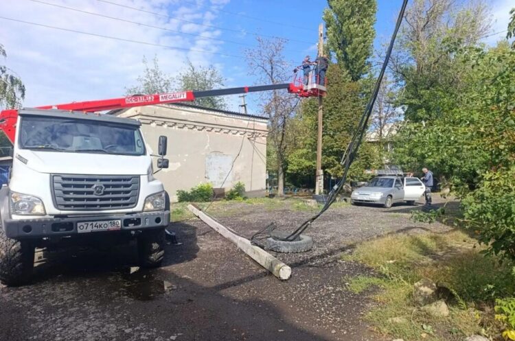 Ночной ураган в Макеевке: пилят упавшие деревья