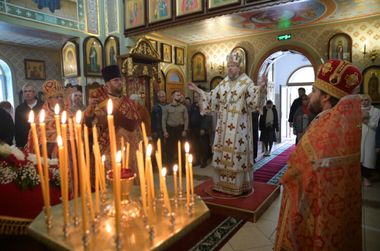 «Осенняя Пасха»: литургия митрополита Владимира в Макеевке