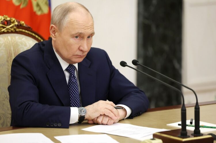 Путин наградил орденом Мужества председателя УИК Астанину