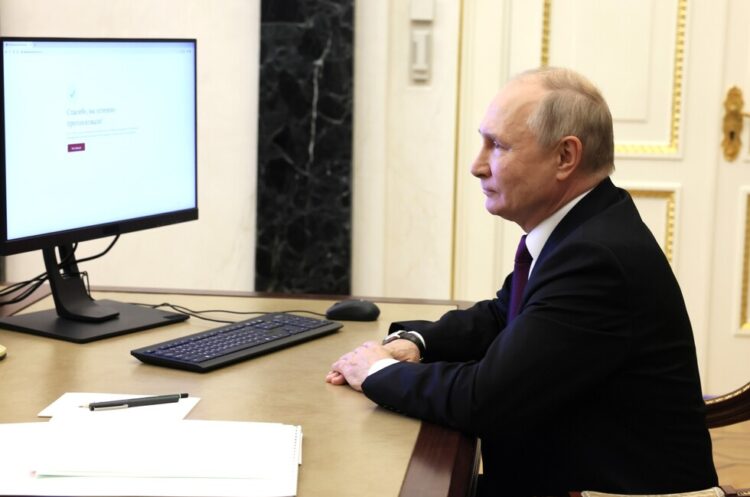 Путин проголосовал на выборах в Госдуму онлайн