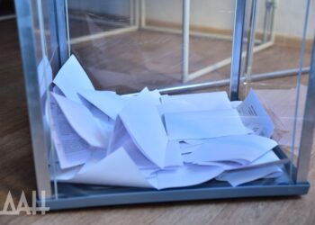 В ДНР начали считать голоса: УИК №198 вскрыл урны