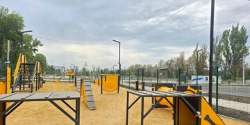 В Докучаевске благоустроили сквер с площадкой для собак