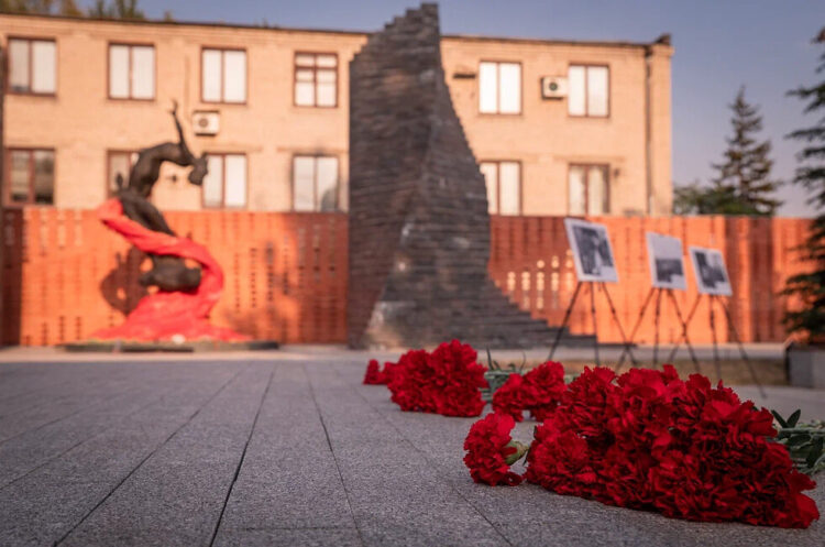В Донецке молодежь почтила память жертв фашизма