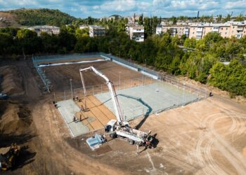 В Донецке спорткомплекс на Азотном готов наполовину