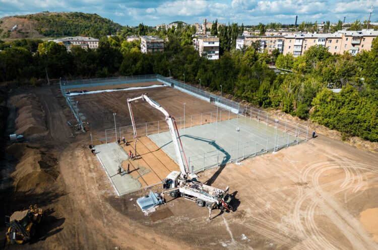 В Донецке спорткомплекс на Азотном готов наполовину