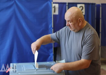 В Калининском районе Донецка активно голосуют