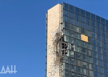 Атака БПЛА на Донецк: дыра в «Пушкинском» и разбитые машины