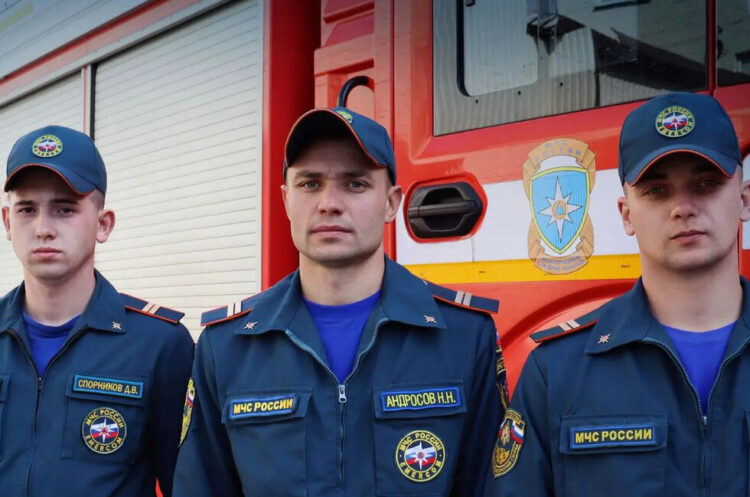 Новобранцы МЧС спасли чету из перевернутого грузовика
