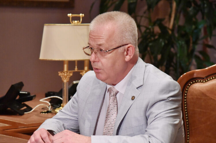Премия правительства — за учебник