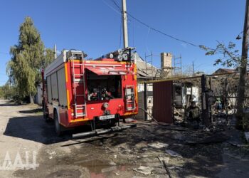 Удары дронов по Донецку: ранены восемь пожарных